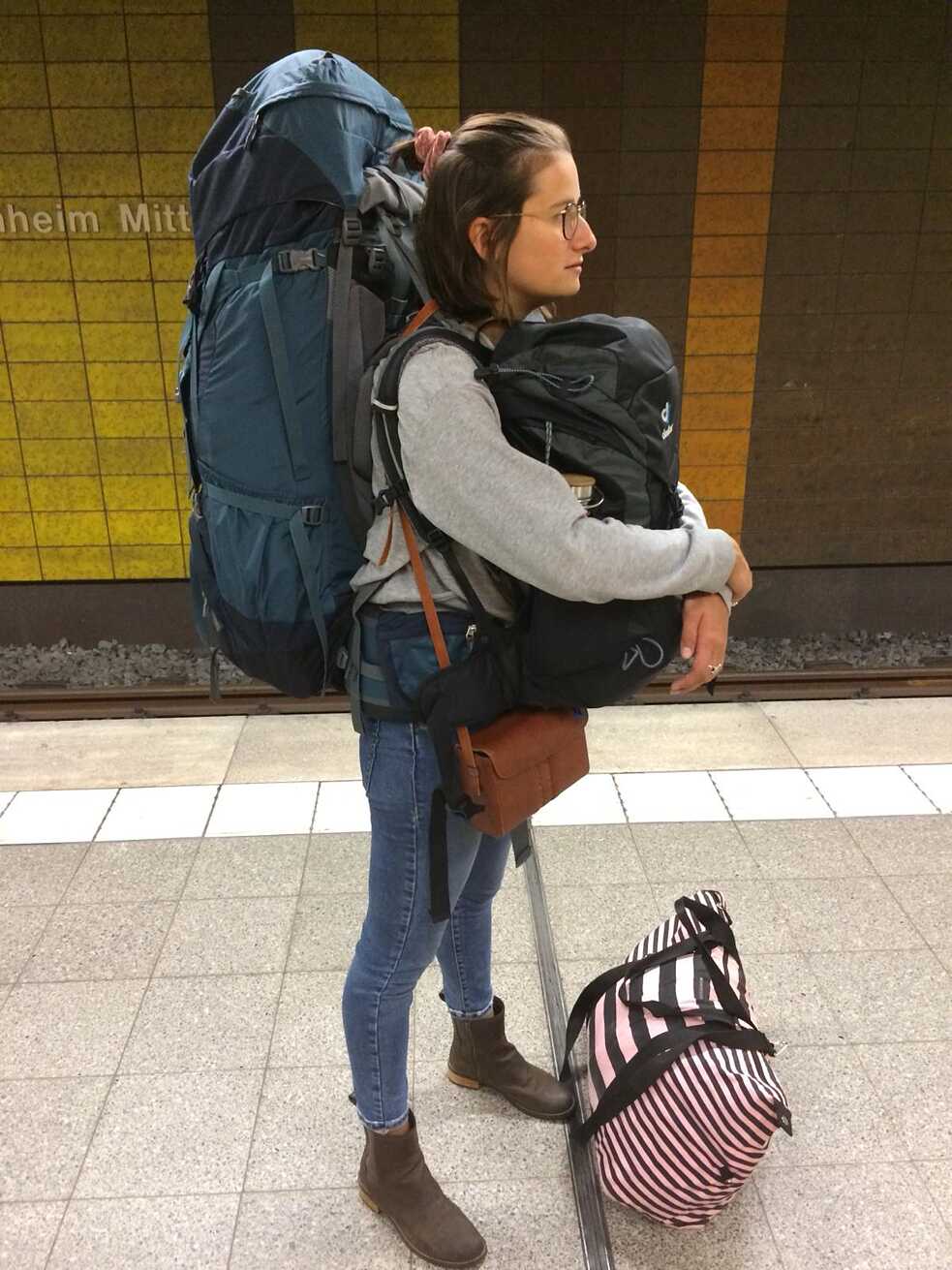 Freitagnachmittag, auf die U-Bahn wartend, die mich zum Hauptbahnhof nach Frankfurt bringt