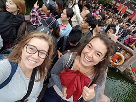 Vera (Stipendiatin in Qingdao) und ich vor dem Yu Yuan Garden – in der „Golden Week“ NICHT zu empfehlen!