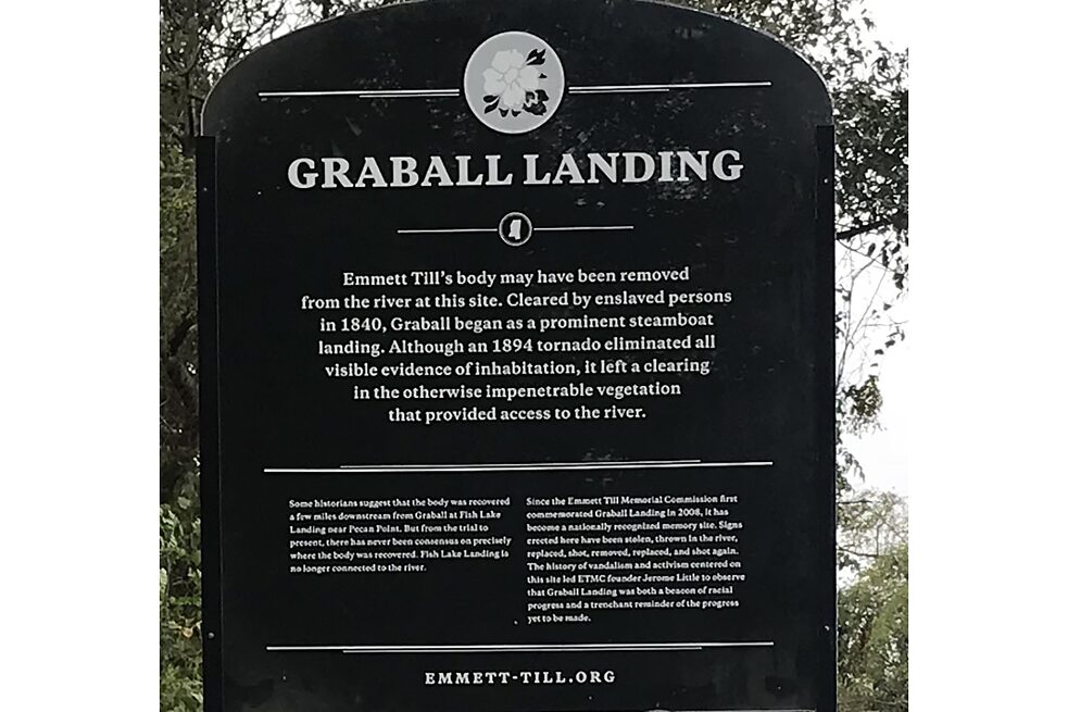 Viertes historisches Informationsschild, errichtet am Graball Landing, wo Emmett Till’s Leichnam am Tallahatchie Fluss gefunden wurde.