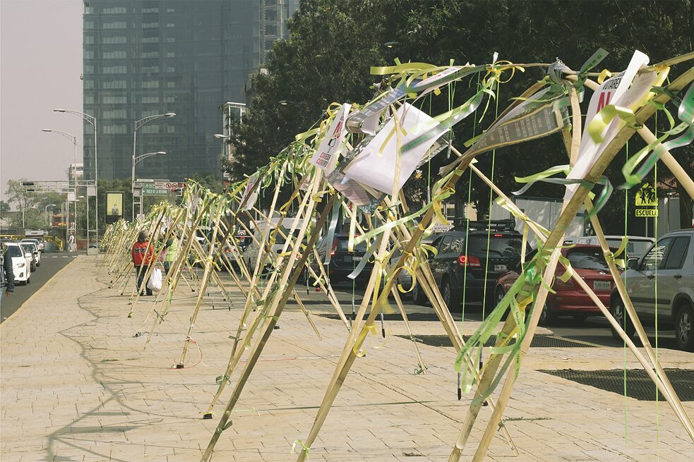 Memorial to the City, eine 300 Meter lange Bambusstruktur, die errichtet wurde, um gegen die fortschreitende Privatisierung des öffentlichen Raums und die Gentrifizierungsprozesse in Mexiko-Stadt zu protestieren.