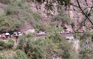 Die Menschenschlange, welche sich durch den gesamten Yuntai shan Nationalpark zieht
