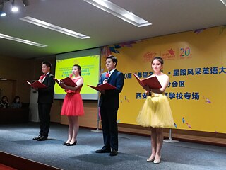 Das Moderatorenteam der English Talent Competition der Xi’an Foreign Language School