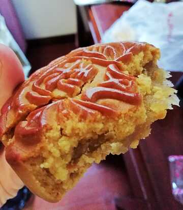 Mondkuchen mit sehr süßer Ananasfüllung