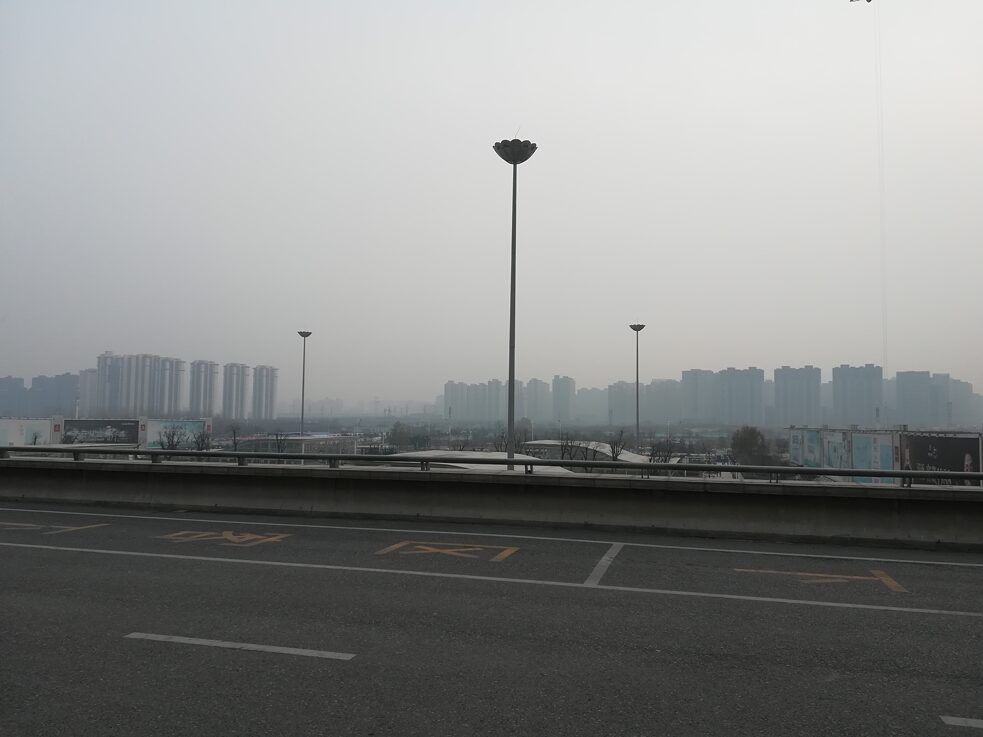 Mystisch aussehender Smog umhüllt den Nordbahnhof von Xi’an