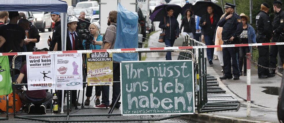 Diversi gruppi di manifestanti protestano contro l’esibizione del cantante Xavier Naidoo con la band Söhne Mannheims: a causa di alcuni testi delle sue canzoni, il cantante è accusato di omofobia, populismo di destra e affinità ai cosiddetti “Reichsbürger”, nostalgici del Reich.