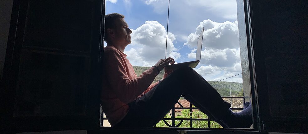 Blick über die Dächer des Dorfes Utande in der Alcarria mit der für die Region Typischen Landschaftsformationen im Hintergrund.