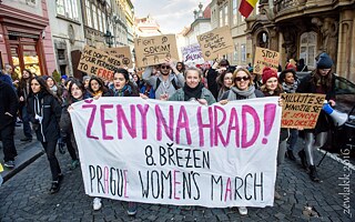 Demonstrierende Frauen halten selbstgemalte Plakate und Banner hoch.