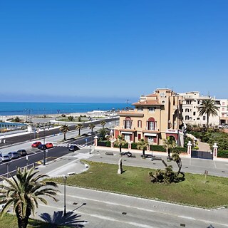 Ostie, sur la côte romaine. Les jours ensoleillés, les Romains aiment aller à la plage ou manger dans l'un des nombreux restaurants de poissons. Pendant le confinement, la place, qui est généralement pleine de gens, de magasins, de cafés et de restaurants, est déserte. (Lungomare Paolo Toscanelli et Piazza Anco Marzio)