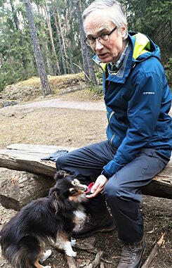 Antti Lagus metsässä Laku-koiransa kanssa