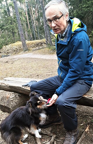 Antti Lagus im Wald mit seinem Hund Laku