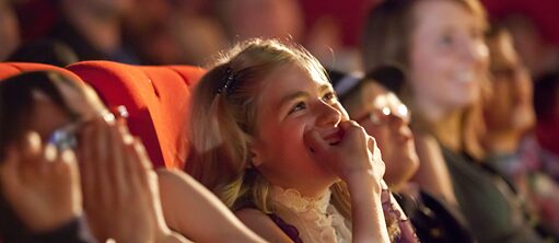 Lachende Kinder während einer Filmvorstellung.