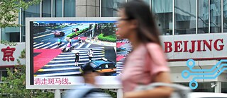 Menyeberang jalan saat lampu merah: Pelanggar lalu lintas di Cina disalahkan di depan umum. 