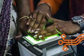 Mujeres indias se registran en la base de datos Aadhaar.