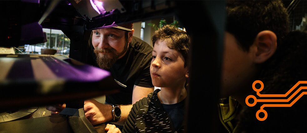 Bibliotheken bieten längst mehr als nur Bücher: Der Leiter der Stadtteilbibliothek in Köln Kalk, Oliver Achilles, zeigt Kindern den 3D-Drucker.