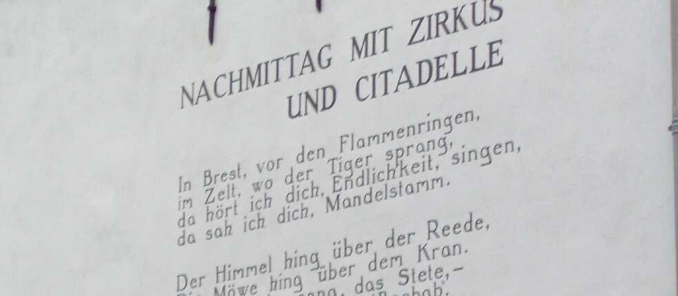 Celanova báseň na zdi domu v Leidenu