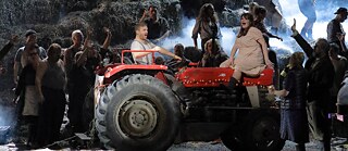 Bedřich Smetana "Prodaná nevěsta" | Premiéra: 22. prosince 2018 | Hudební vedení: Tomáš Hanus | Inscenace: David Bösch, Bavorská státní opera