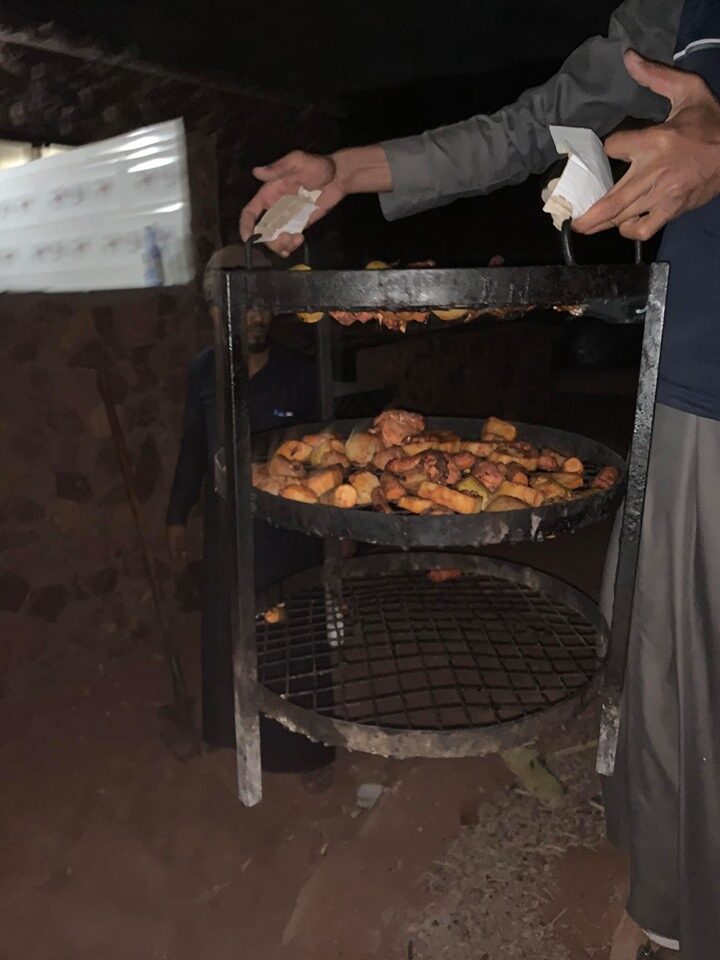 Das traditionell-beduinische im Sand geschmorte Essen, as Serb