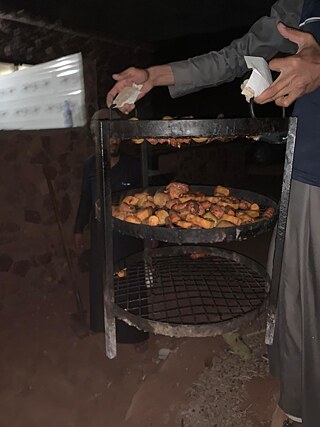 Das traditionell-beduinische im Sand geschmorte Essen, as Serb