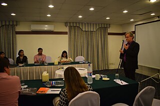 Stefan Winkler, Direktor des Goethe-Instituts Pakistan begrüßt die Teilnehmer*innen des Programms. 