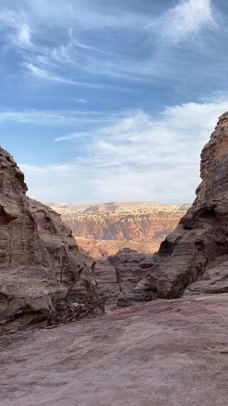 Spektakuläre Ausblicke auf unserem Weg nach oben zu Ed Deir