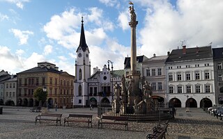 Marktplatz von Trutnov mit Rathaus und Kirche
