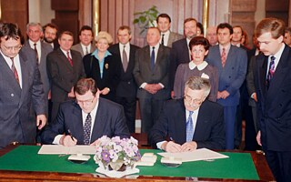Vladimír Mečiar (links) und Václav Klaus unterschreiben die Teilungsurkunde.