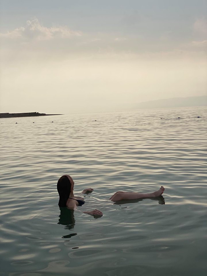 Schweben im Toten Meer