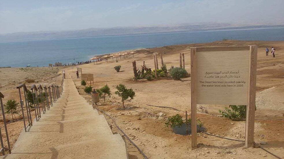 Was auf dem Schild steht: „The Dead Sea level receded quickly, the water level was here in 2005“.