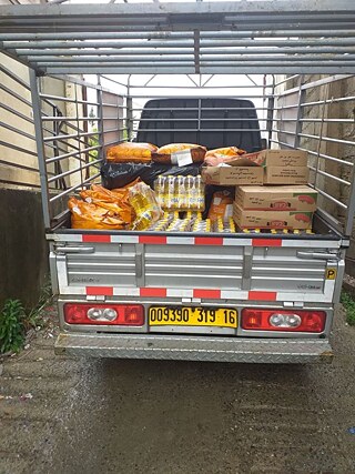 Bild von der Rückseite eines LKWs, der mit Nahrungsmitteln beladen ist
