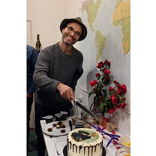 Kwartirnik auf Puschkinskaja 10: Künstler Fabian Reimann schneidet die Lenin-Torte im Museum für Nonkonformismus