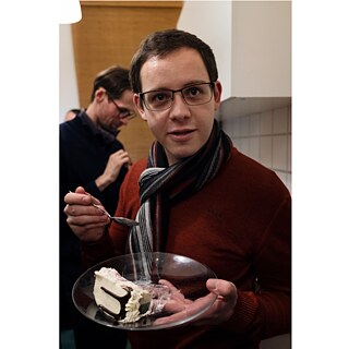 Kwartirnik auf Puschkinskaja 10: Musiker Benedikt Nuding probiert die Lenin-Torte im Museum für Nonkonformismus