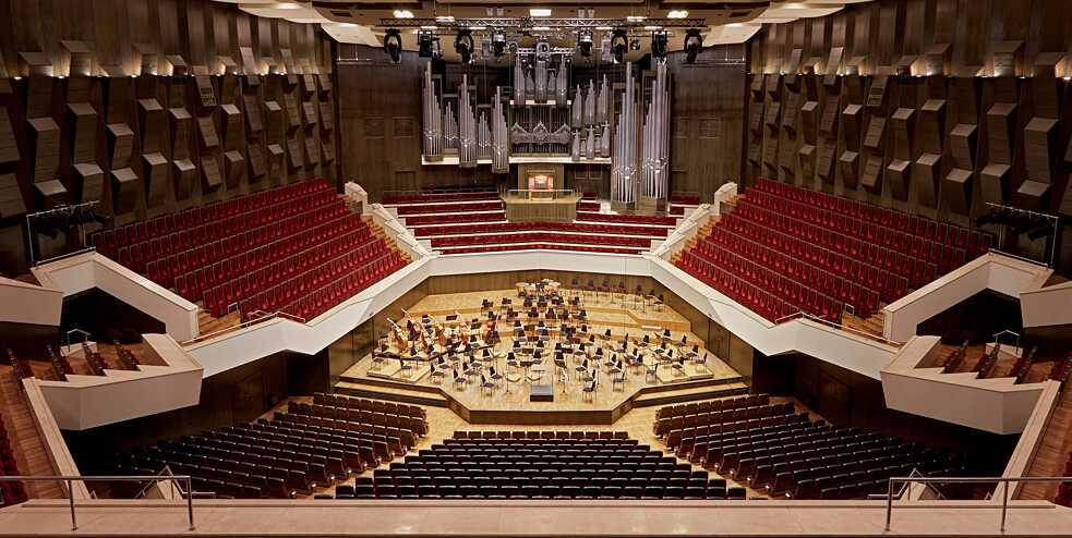 Como las butacas deben quedarse vacías, la Orquesta de la Gewandhaus le ofrece conciertos semanales a su público por internet.
