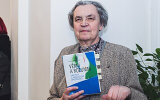 Hana Librová hält ihre Buch  „Věrní a rozumní“ („Treue und Vernünftige“) in der Hand