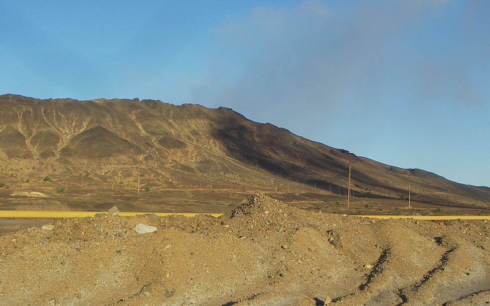 Foto der 30 Meter hohen Abraumhalde in Karabasch