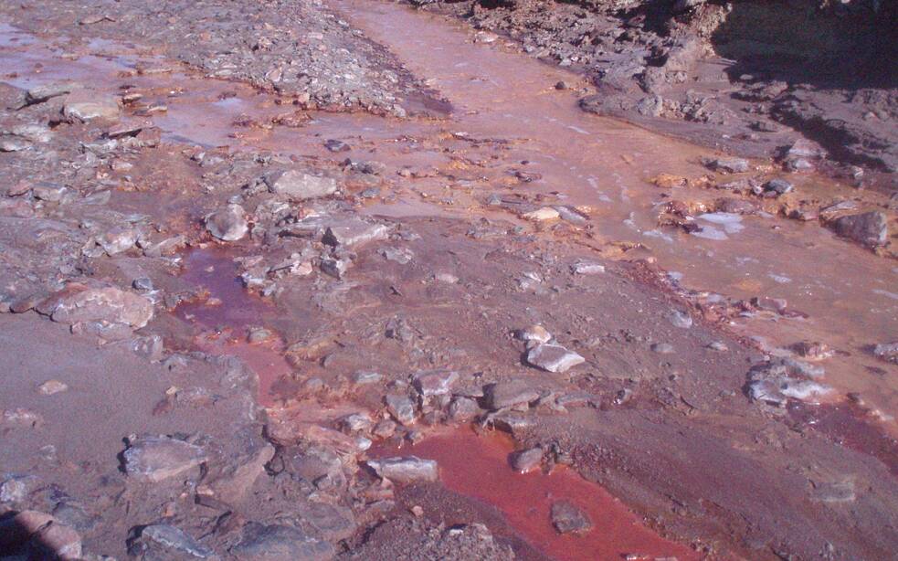 Foto von einem roten Flüsschen.