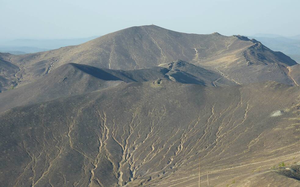 Foto eines kahlen Berges.
