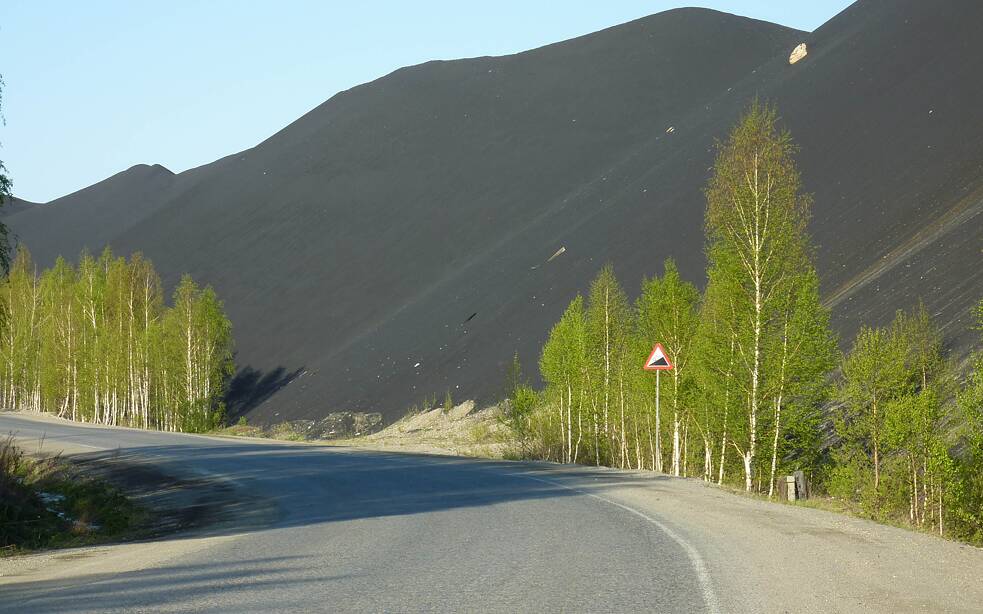 Foto von Schlammbergen am Straßenrand