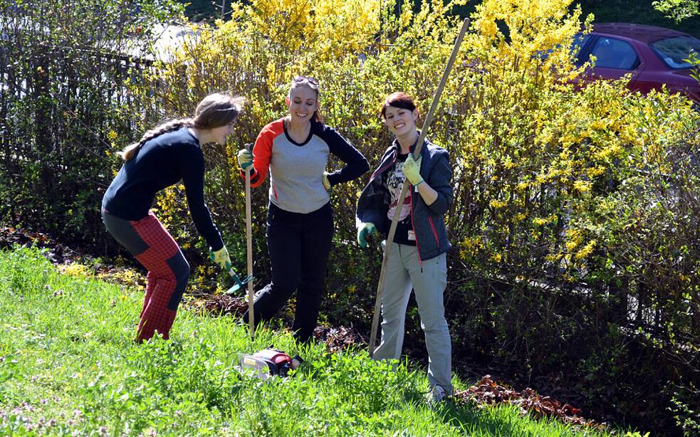 Drei junge Frauen in der tschechischen Natur.