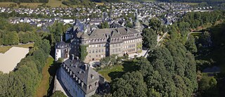 Die Kleinstadt Bad Berleburg mit Schloss Berleburg im Vordergrund