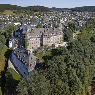 Die Kleinstadt Bad Berleburg mit Schloss Berleburg im Vordergrund