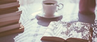  Buch und Kaffee