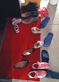 Marcels Schuhe (braun) zwischen denen von Ying (und Familie)