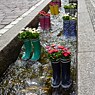 Bepflanzte Gummistiefel im Bächle.