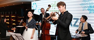 Auftritt Musiklabor in MongoleiAuftritt Martin Zenker mit seinen Studierenden