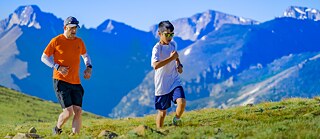 Vater und Sohn joggen