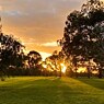 Die Sonne geht in einem Vorort von Melbourne unter