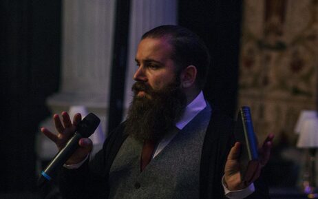 Foto von Marco Gerarci in der Kirche.