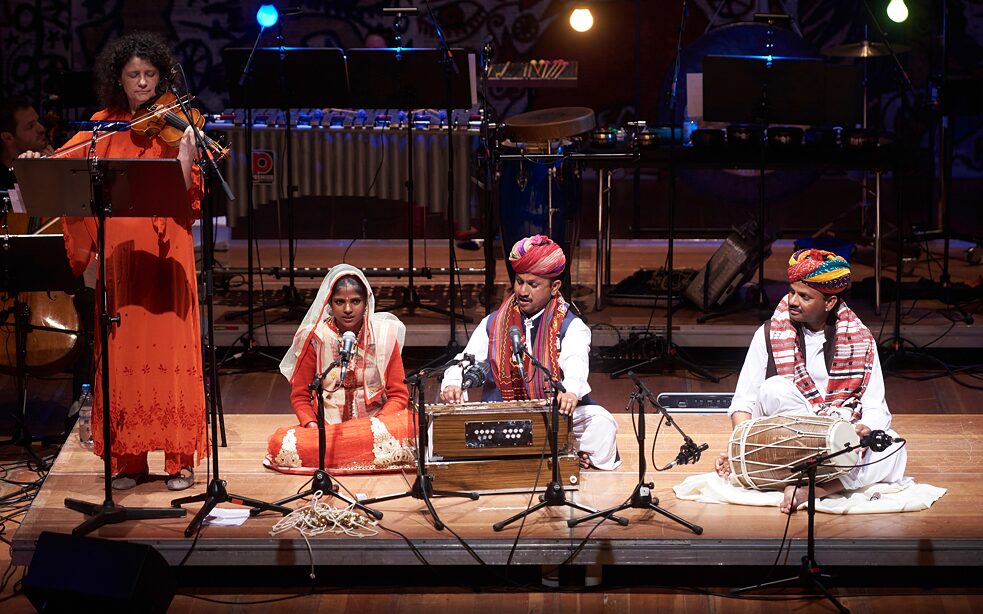 Vier indische Musiker auf einer Konzertbühne.