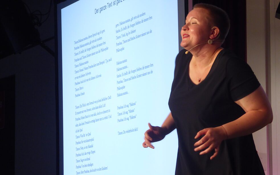 Foto von Laura Schwengber auf der Bühne.