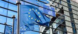 Europafahnen vor der Fassade des Europäischen Parlaments